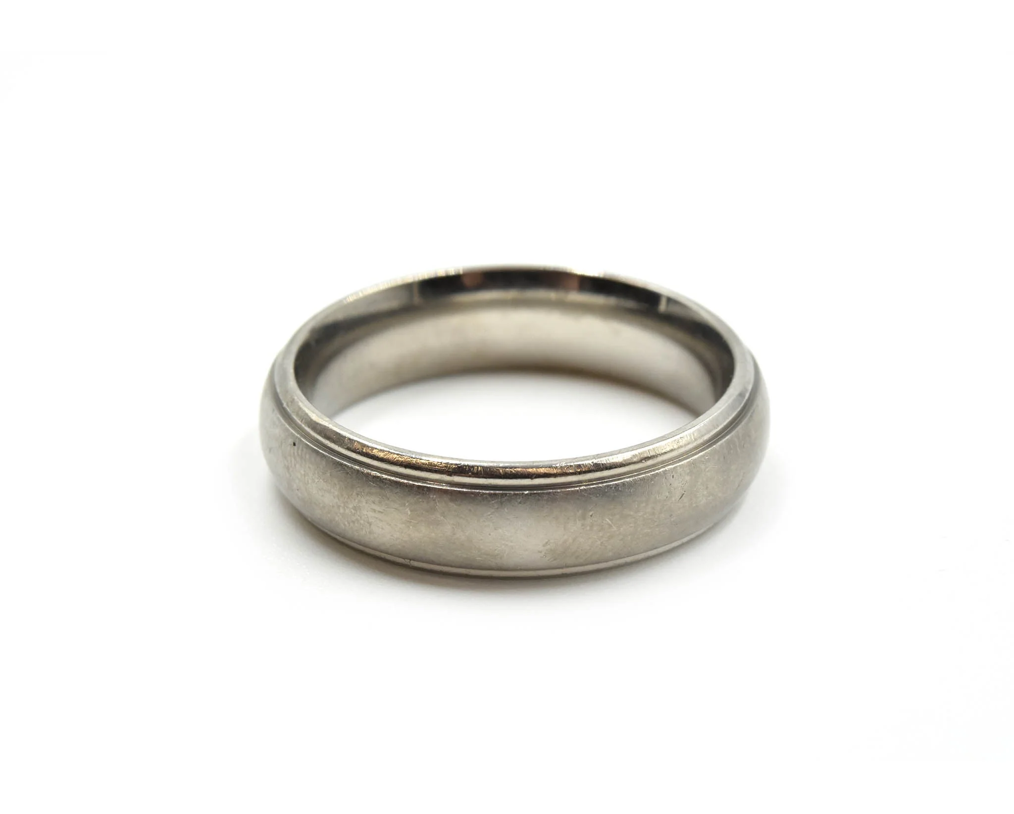 Gents Titanium 5mm Band with Brush Finish Size 10 - Image 3