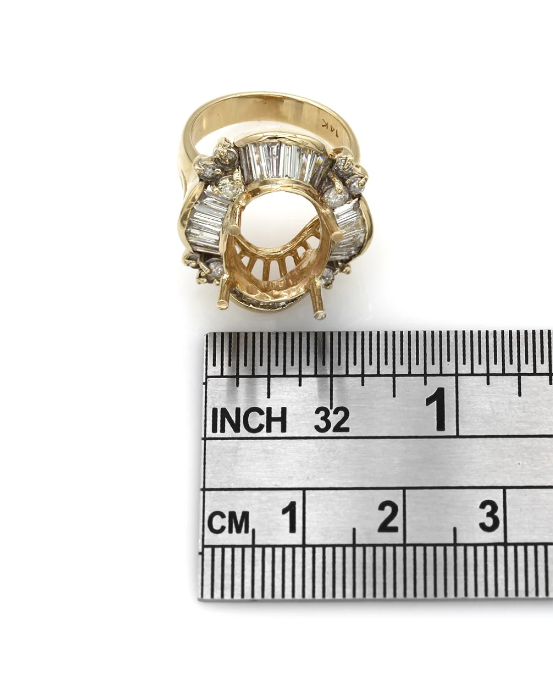 Round and Baguette Diamond Halo Mounting in Gold - Image 3